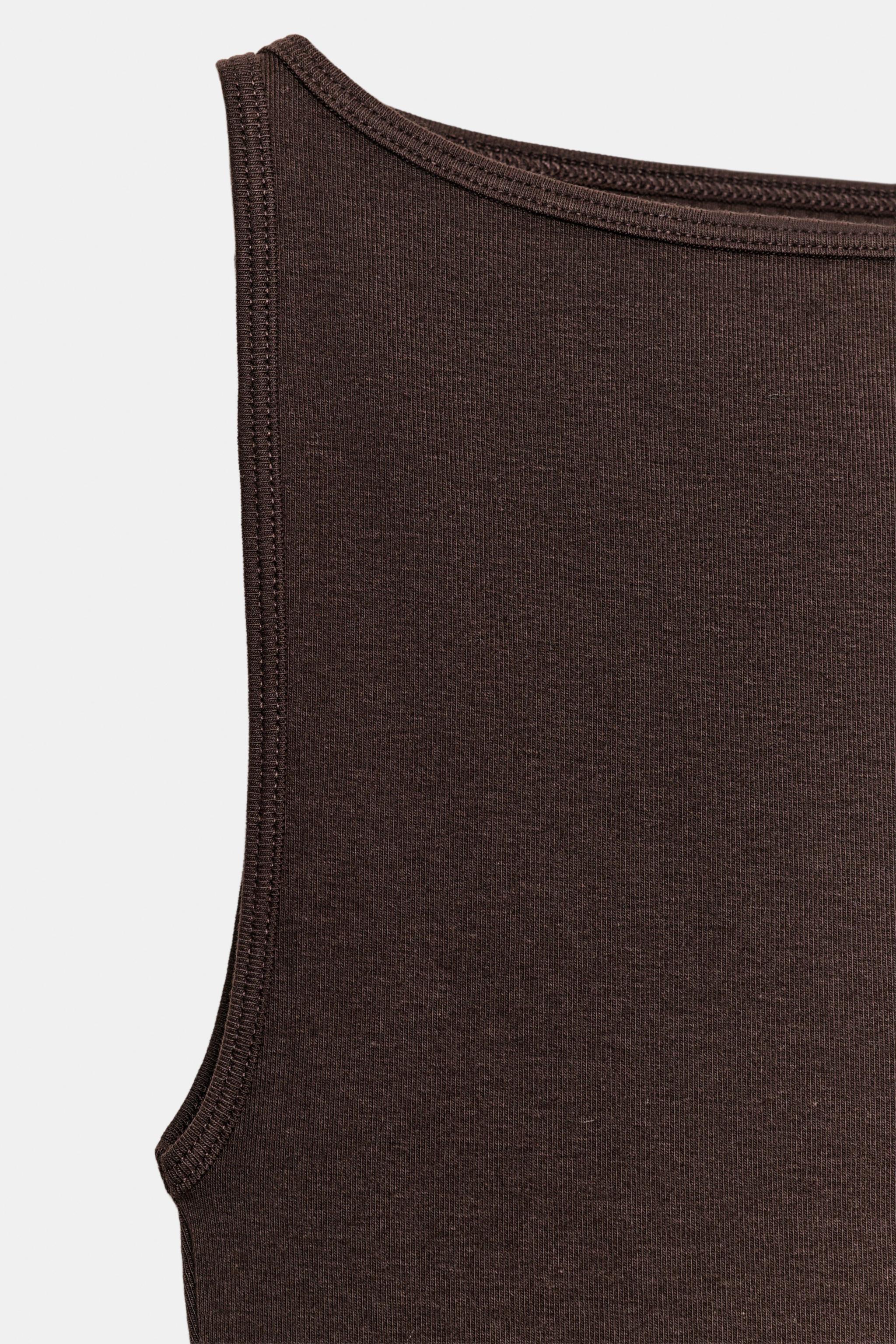 MINIMAL SLEEVELESS T-SHIRT